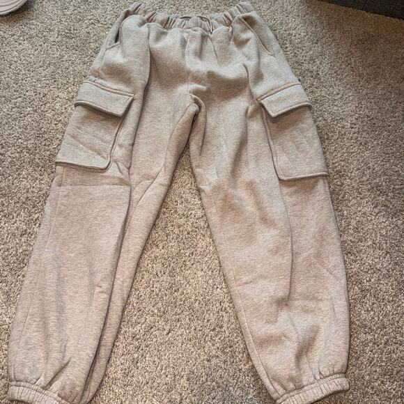 NWT! Abercrombie - Essential Oversized Cargo Sunday Sweatpant - Brown, Medium - Picture 2 of 4